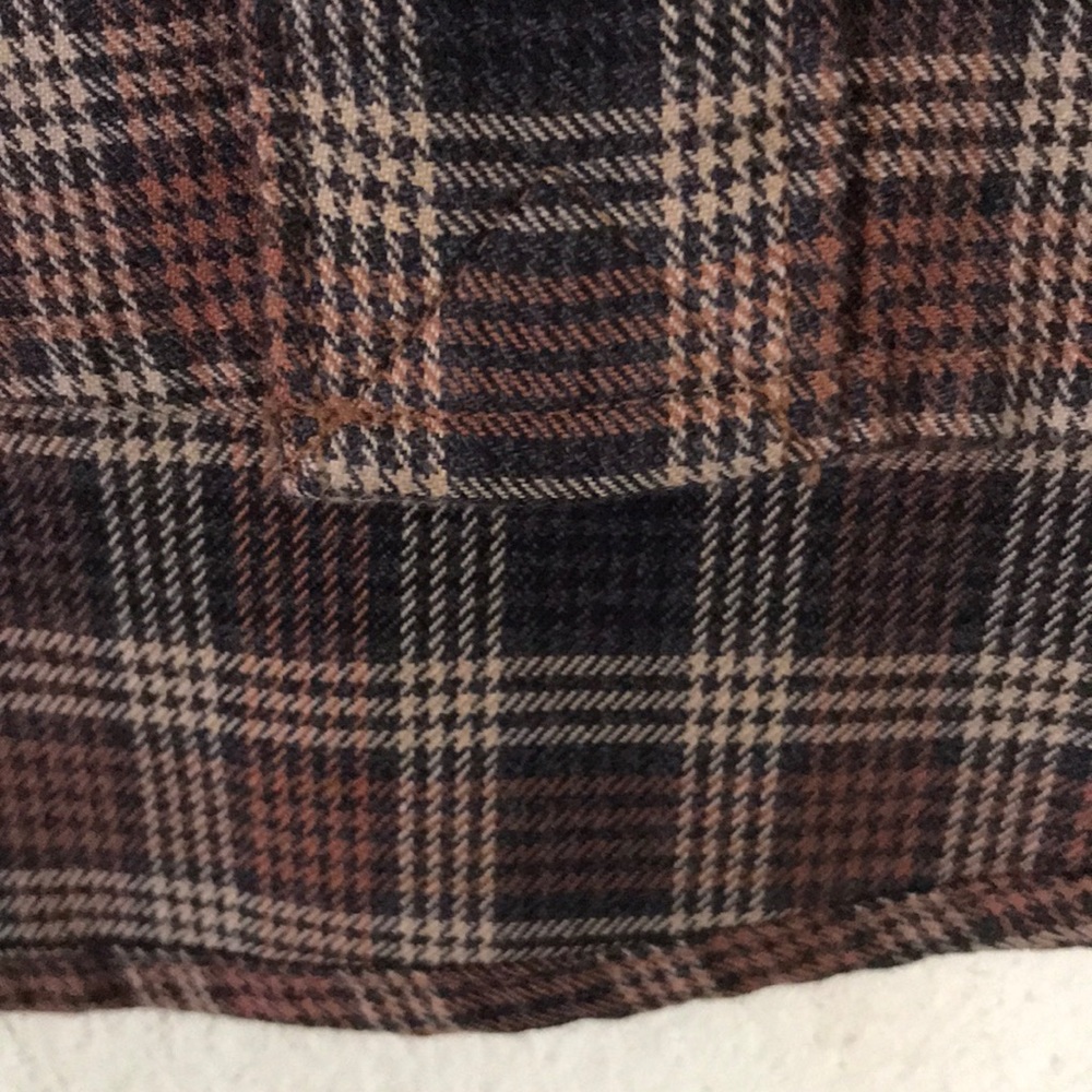 Size M Izod Men’s Plaid Shirt in Brown